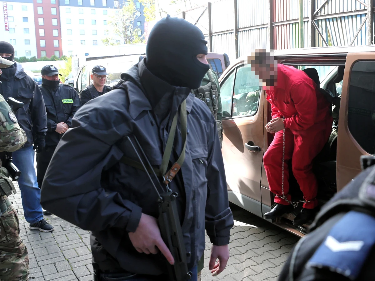 Cztery zarzuty, dotyczące kierowania zorganizowaną grupą przestępczą, rozboju z użyciem niebezpiecznego narzędzia i dwóch pobić, usłyszał w prokuraturze w Katowicach uważany za lidera gangu pseudokibiców Wisły Kraków Paweł M., ps. Misiek.