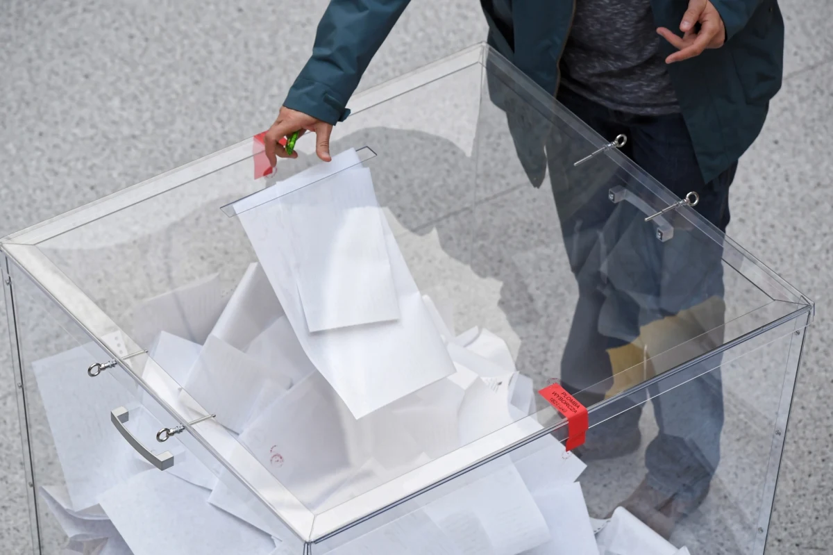 ​Z największym poparciem wyborców do Rady m. st. Warszawy wejdzie Aleksandra Gajewska (KO). Z listy PiS najwyższy wynik uzyskał Cezary Jurkiewicz. Jedyną radną SLD Lewicy Razem zostanie Monika Jaruzelska. Mandatu nie zdobył z kolei kandydat na prezydenta Jan Śpiewak. Zgodnie z opublikowanymi przez PKW danymi w stołecznym ratuszu Koalicja Obywatelska Platformy i Nowoczesnej obejmie 40 mandatów, Prawo i Sprawiedliwość - 19, a jeden mandat przypadnie koalicji SLD Lewica Razem. W 60-osobowej radzie KO będzie miała samodzielną większość.