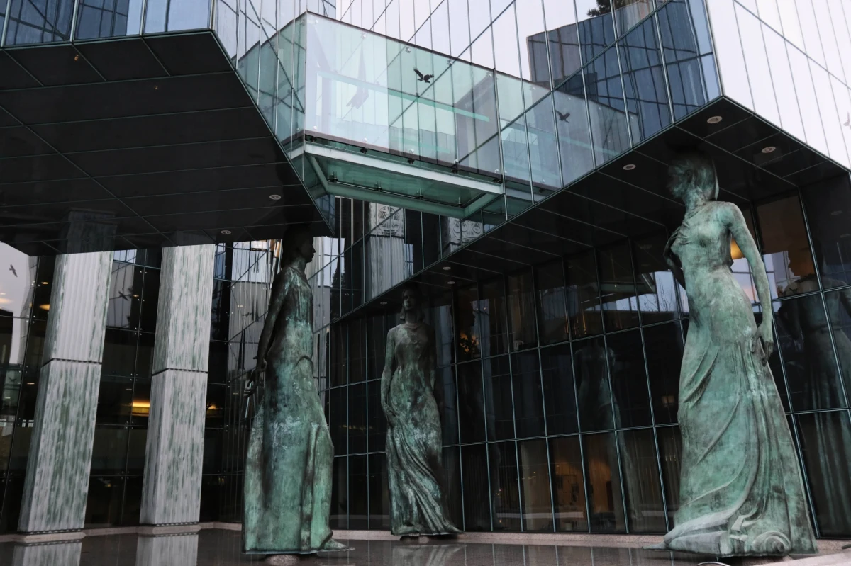 "Rząd podejmie odpowiednie kroki prawne, żeby wdrożyć postanowienie Trybunału Sprawiedliwości Unii Europejskiej" - zapowiedział w Sejmie wiceminister sprawiedliwości Marcin Warchoł. To pierwsza taka deklaracja członka rządu po wydaniu zabezpieczenia. 