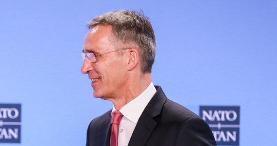 ​Ćwiczenia NATO, które rozpoczynają się tym tygodniu w Norwegii obejmą również cyberprzestrzeń - poinformował w środę w Brukseli sekretarz generalny Sojuszu Północnoatlantyckiego Jens Stoltenberg. Zapewnił, że NATO nie dąży do konfrontacji. W rozpoczynających się w czwartek w Norwegii manewrach Trident Juncture udział weźmie 50 tysięcy żołnierzy, 10 tysięcy pojazdów, 250 samolotów i 65 okrętów, w tym amerykański lotniskowiec. Z wojskowymi z 29 państw sojuszu ćwiczyć będą też żołnierze z Finlandii i Szwecji.