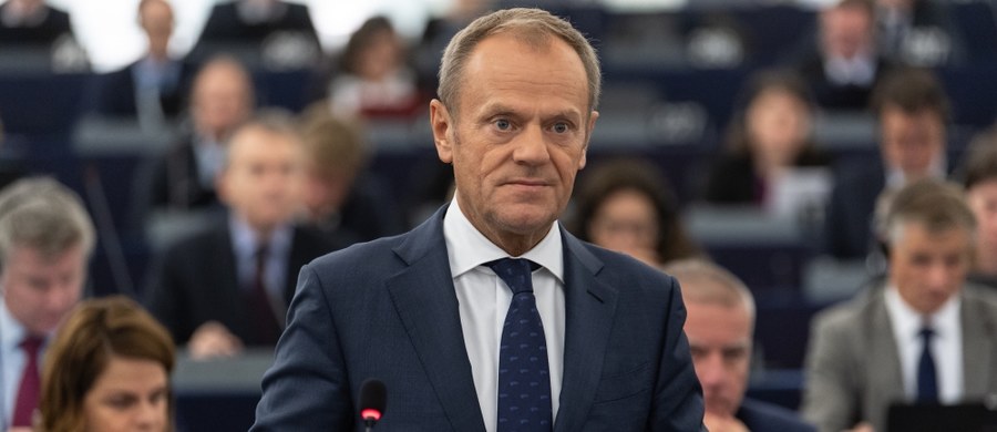 ​Szef Rady Europejskiej Donald Tusk mówił podczas debaty w Parlamencie Europejskim w Strasburgu, że w kwestii migracji priorytetem dla Unii Europejskiej jest obecnie zatrzymanie napływu nielegalnych migrantów, a nie ich relokacja. W centrum dyskusji w UE są "nieobowiązkowe kwoty" ich rozdziału.