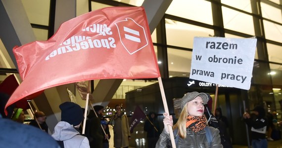 Sąd Okręgowy w Warszawie oddalił zażalenie związków zawodowych działających w PLL LOT dotyczące zabezpieczenia sądowego ws. strajku w spółce - poinformował w środę PAP rzecznik LOT Adrian Kubicki. Dodał, że to kolejne orzeczenie sądu, które "przemawia za tym, że strajk jest nielegalny". "LOT ma zabezpieczenie sądowe, które mówi o tym, że akcja strajkowa, która rozpoczęła się 18 października jest zakazana sądownie do czasu rozpatrzenia przez sąd sprawy dotyczącej legalności strajku 20 listopada" - powiedział Kubicki.