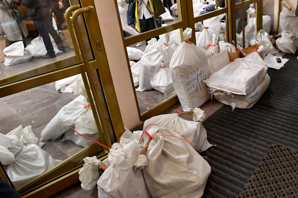 W wyborach do sejmiku woj. mazowieckiego 24 mandaty zdobyło PiS, Koalicja Obywatelska - 18, PSL - 8, a Bezpartyjni Samorządowcy - 1 - poinformowała w środę PKW. Wyniki oznaczają, że PiS nie będzie miało samodzielnej większości. PKW na swojej stronie internetowej podała, że PiS uzyskało 34,04 proc. głosów; Koalicja Obywatelska - 27,66 proc.; PSL - 13,15 proc.; a Bezpartyjni Samorządowcy - 6,24 proc.