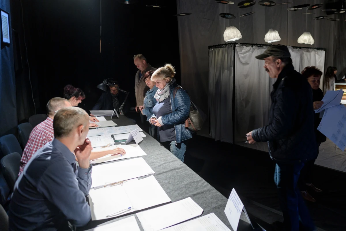 15 mandatów dla Koalicji Obywatelskiej, 13 dla PiS, 7 dla PSL, 3 dla SLD-Lewica Razem i 1 dla Bezpartyjnych Samorządowców - taki jest podział mandatów sejmiku województwa wielkopolskiego. W regionie najprawdopodobniej kontynuowane będą rządy PO i PSL. O wynikach głosowania poinformowała PAP w środę Wojewódzka Komisja Wyborcza w Poznaniu. Frekwencja wyborcza w regionie wyniosła 56 proc.