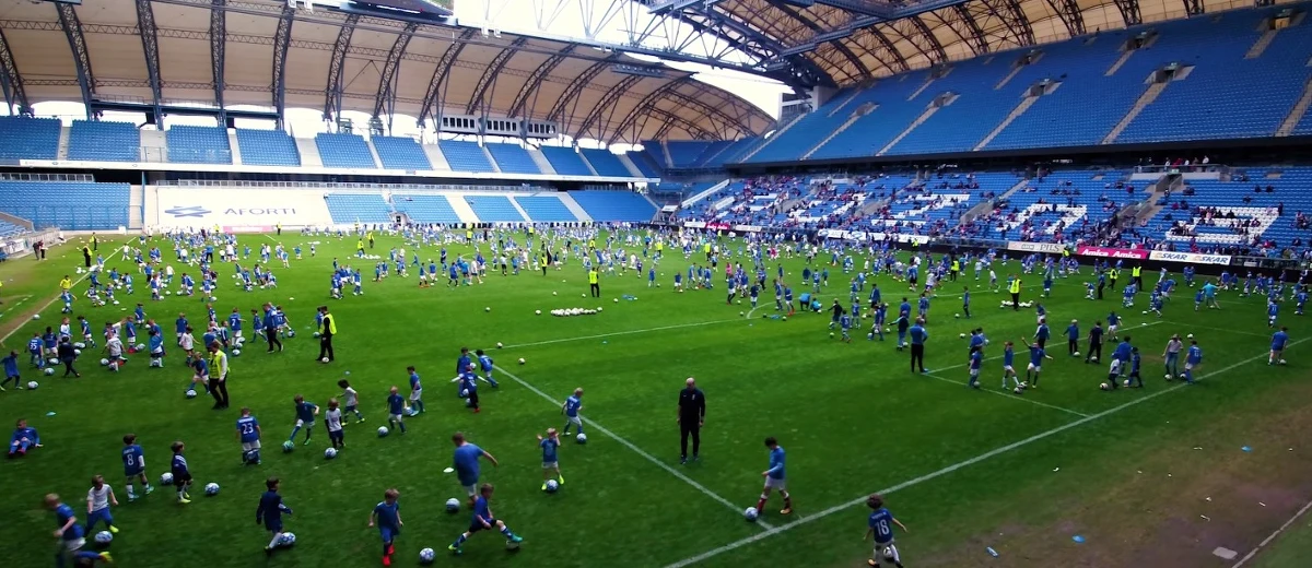 Wielka frajda jeszcze przed wejściem na stadion, uśmiechy i ekscytacja w długiej kolejce do szatni. Potem już tylko ubranie niebiesko-białych strojów i wejście na murawę - tę samą, na której grają ich ulubieni piłkarze. Mniej więcej tak wyglądał początek kwietniowej lekcji futbolu, która odbyła się na stadionie Lecha Poznań przy Bułgarskiej. Lekcji wyjątkowej, bo będącej próbą pobicia rekordu Guinessa w prowadzeniu lekcji dla jak największej grupy dzieci. Całość skrupulatnie kontrolowała specjalna komisja, która przez blisko pół roku trzymała małych piłkarzy i klub w niepewności. W końcu jednak do Poznania dotarły długo wyczekiwane wieści. Udało się pobić rekord!