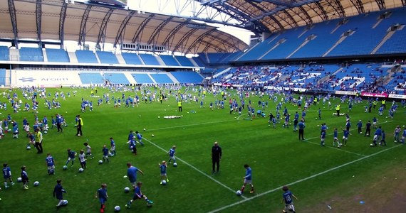 Wielka frajda jeszcze przed wejściem na stadion, uśmiechy i ekscytacja w długiej kolejce do szatni. Potem już tylko ubranie niebiesko-białych strojów i wejście na murawę - tę samą, na której grają ich ulubieni piłkarze. Mniej więcej tak wyglądał początek kwietniowej lekcji futbolu, która odbyła się na stadionie Lecha Poznań przy Bułgarskiej. Lekcji wyjątkowej, bo będącej próbą pobicia rekordu Guinessa w prowadzeniu lekcji dla jak największej grupy dzieci. Całość skrupulatnie kontrolowała specjalna komisja, która przez blisko pół roku trzymała małych piłkarzy i klub w niepewności. W końcu jednak do Poznania dotarły długo wyczekiwane wieści. Udało się pobić rekord!