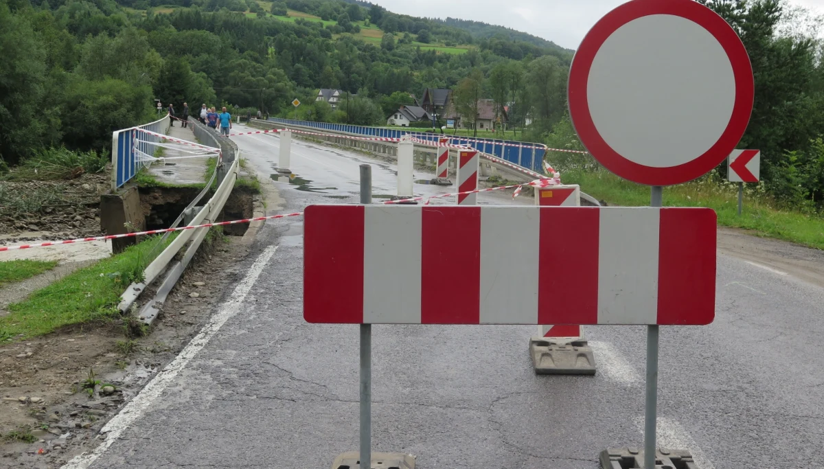​Tracimy wiarygodność w oczach sojuszników - tak poseł PO Cezary Grabarczyk komentuje przyjętą przez sejmową komisję decyzję o przeznaczeniu pół miliarda złotych z budżetu MON na fundusz dróg samorządowych. Według Grabarczyka, mówienie o tym, że Polska wydaje na obronność 2 proc. PKB, to fikcja.