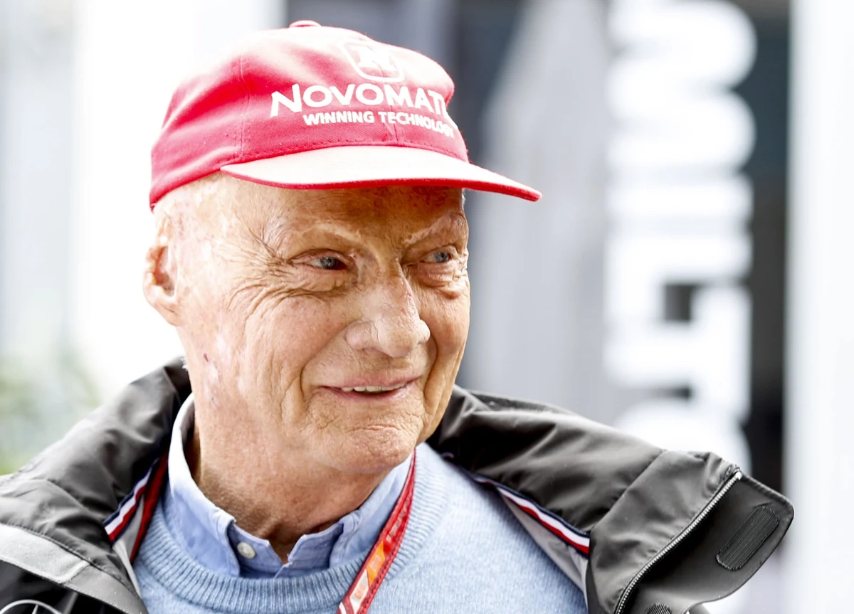 Niki Lauda – trzykrotny mistrz świata Formuły 1, który na początku sierpnia w Wiedniu przeszedł zabieg przeszczepu płuc, został wypisany z kliniki. W komunikacie napisano, że pacjent opuścił szpital w "dobrym stanie ogólnym".