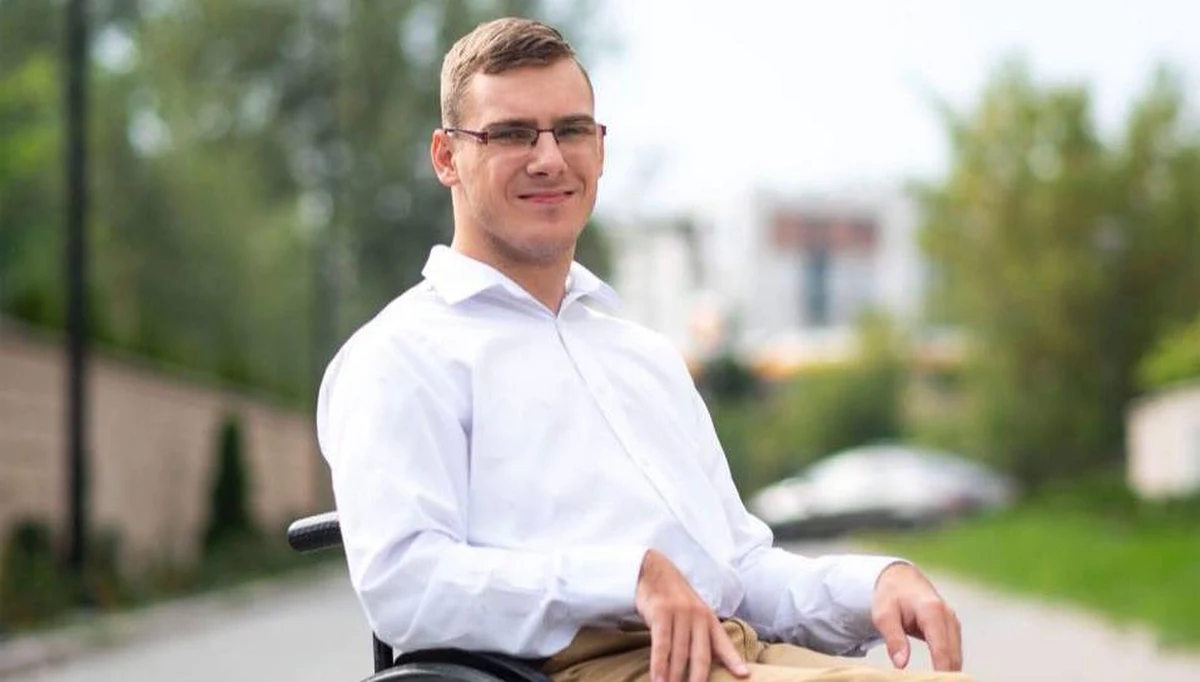 ​Jakub Hartwich, którego Polacy poznali podczas sejmowego protestu osób niepełnosprawnych, został wybrany do Rady Miasta Torunia. Chce w niej zajmować się problemami, które sam zna z życia codziennego. W wyborach zagłosowało na niego 2574 mieszkańców.