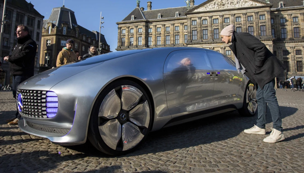 Świat autonomicznych samochodów, które będą nas wozić jako pasażerów zbliża się szybkimi krokami. Wraz z nim pojawiają się nowe wątpliwości natury etycznej, które przed wprowadzeniem programu do powszechnego użytku koniecznie musimy rozstrzygnąć. W tym wątpliwości dotyczące decyzji w sytuacjach nadzwyczajnych, które kierowca podejmuje w mgnieniu oka, a na które komputer musi być z góry przygotowany. Naukowcy z Massachusetts Institute of Technology opublikowali właśnie wyniki sondażu, który przeprowadzili wśród 2 milionów internautów. Zadawali im pytania nawiązujące do klasycznego etycznego "dylematu wagonika".