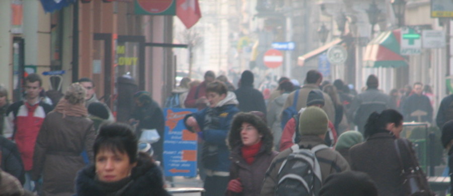 38 proc. Polaków uważa, że sprawy w kraju zmierzają w dobrym kierunku. 41 proc. ankietowanych ocenia, że w złym - wynika z sondażu Kantar Public. Mniej za to martwi się o pracę. 