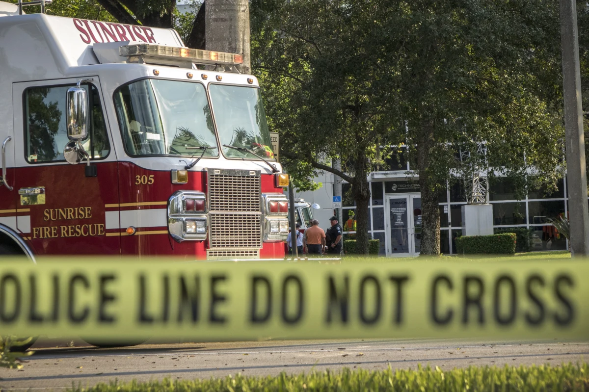 W supermarkecie sieci Kroger w Jeffersontown-Louisville w stanie Kentucky doszło do strzelaniny. Według lokalnej policji zginęły dwie osoby. W tej sprawie zatrzymany został mężczyzna - informuje CNN. 
