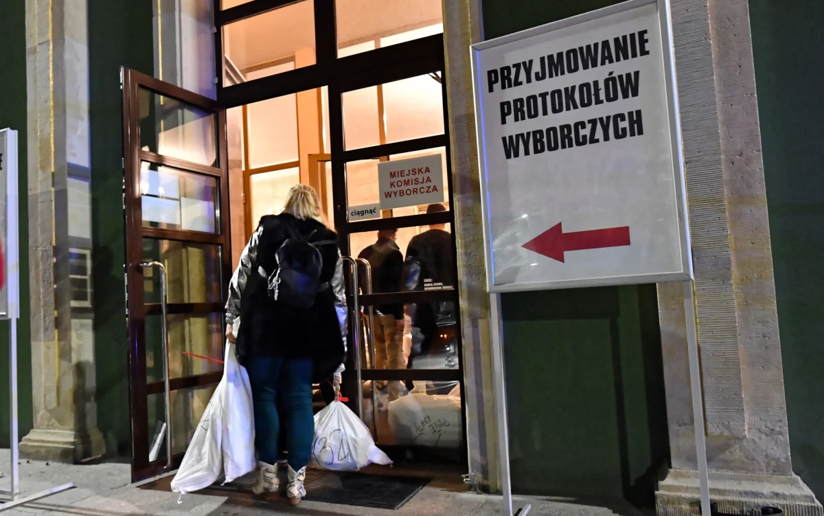 PiS wygrało wybory do sejmiku Mazowsza zdobywając 24 mandaty - mimo to nie ma samodzielnej większości. Politycy PO są przekonani, że utrzymają koalicję z PSL, które z kolei wyklucza porozumienie z PiS. Jak wynika z nieoficjalnych informacji, partia rządząca ma prowadzić negocjacje ws. większości.