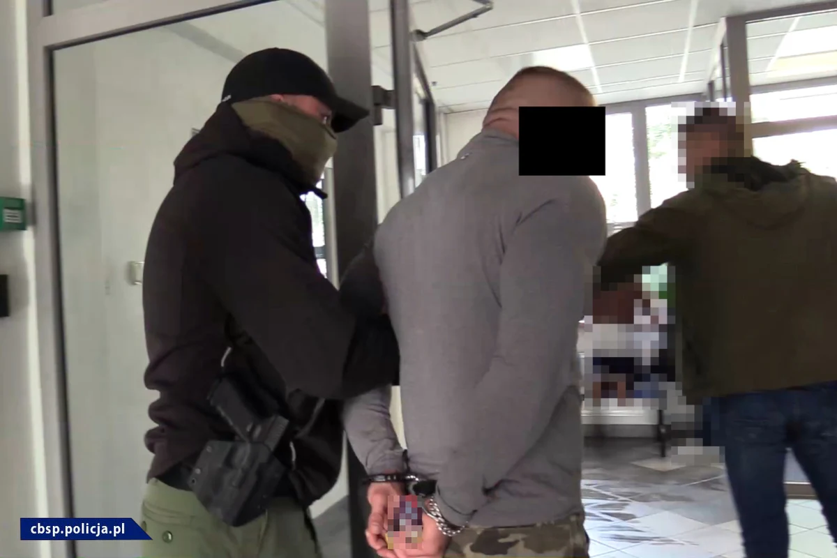 Włamywali się do domów jednorodzinnych, kradli samochody i sprowadzali na polski rynek narkotyki – mowa o gangu, który właśnie został rozbity przez policjantów z Centralnego Biura Śledczego Policji w Bydgoszczy. W sumie zatrzymano 9 osób i postawiono im 80 zarzutów.