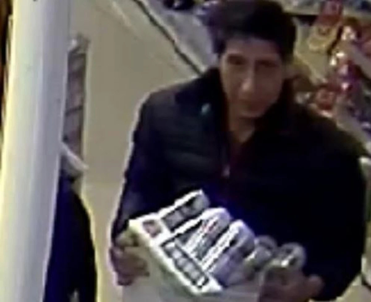 David Schwimmer jest znany na całym świecie z serialu "Przyjaciele". Ostatnio znowu jest o nim głośno, a to za sprawą podejrzeń o kradzież kilku puszek piwa w sklepie w Wielkiej Brytanii. W odpowiedzi na te oskarżenia aktor opublikował na Facebooku film, w którym zarzeka się: "To nie byłem ja".  