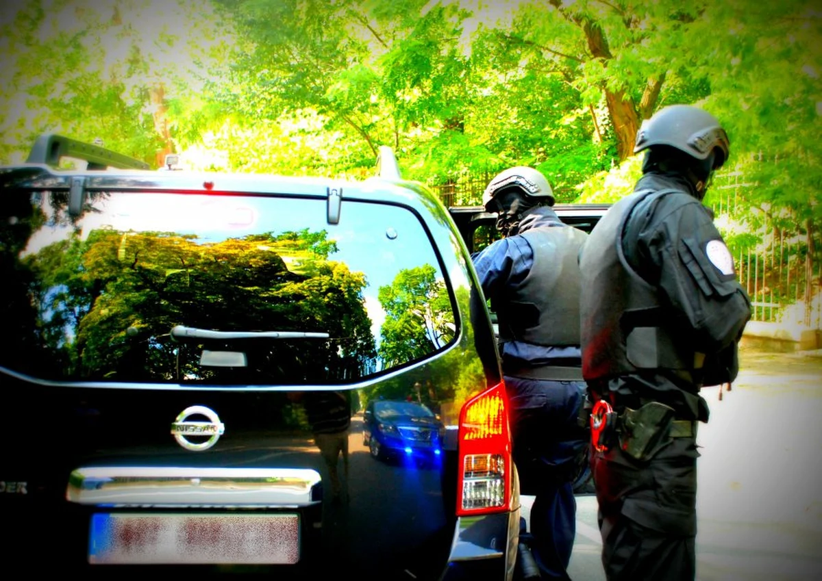 Pracownik Dolnośląskiego Centrum Chorób Płuc we Wrocławiu został zatrzymany przez CBA na gorącym uczynku podczas przyjęcia łapówki. To efekt operacji specjalnej Biura. Mężczyzna przyjął pieniądze za ustawienie wartego 100 tysięcy złotych przetargu budowlanego dla szpitala. Specjalista do spraw przeciwpożarowych łapówkę w kwocie 8 tysięcy złotych przyjął w bramie jednej z kamienic nieopodal placówki. 