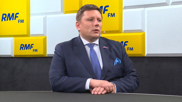 "Nie planuję odejścia. Nie podam się do dymisji" - mówi prezes PLL LOT Rafał Milczarski Poranny gość RMF FM. Jak dodaje, zwolnić może go tylko rada nadzorcza spółki. "Wczoraj było spotkanie. Nie zapadła taka decyzja" - twierdzi. Gość Roberta Mazurka ujawnił, że we wtorek odbyło się również spotkanie z ministrem Michałem Dworczykiem szefem Kancelarii Prezesa Rady Ministrów oraz częścią rady nadzorczej spółki. "Poprosiłem o to spotkanie, żeby przedstawić sytuację, tak jak ją widzę" – mówi i jak podkreśla nie został wezwany. "Jest różnica między wezwaniem, a zaproszeniem" - tłumaczy prezes LOT.