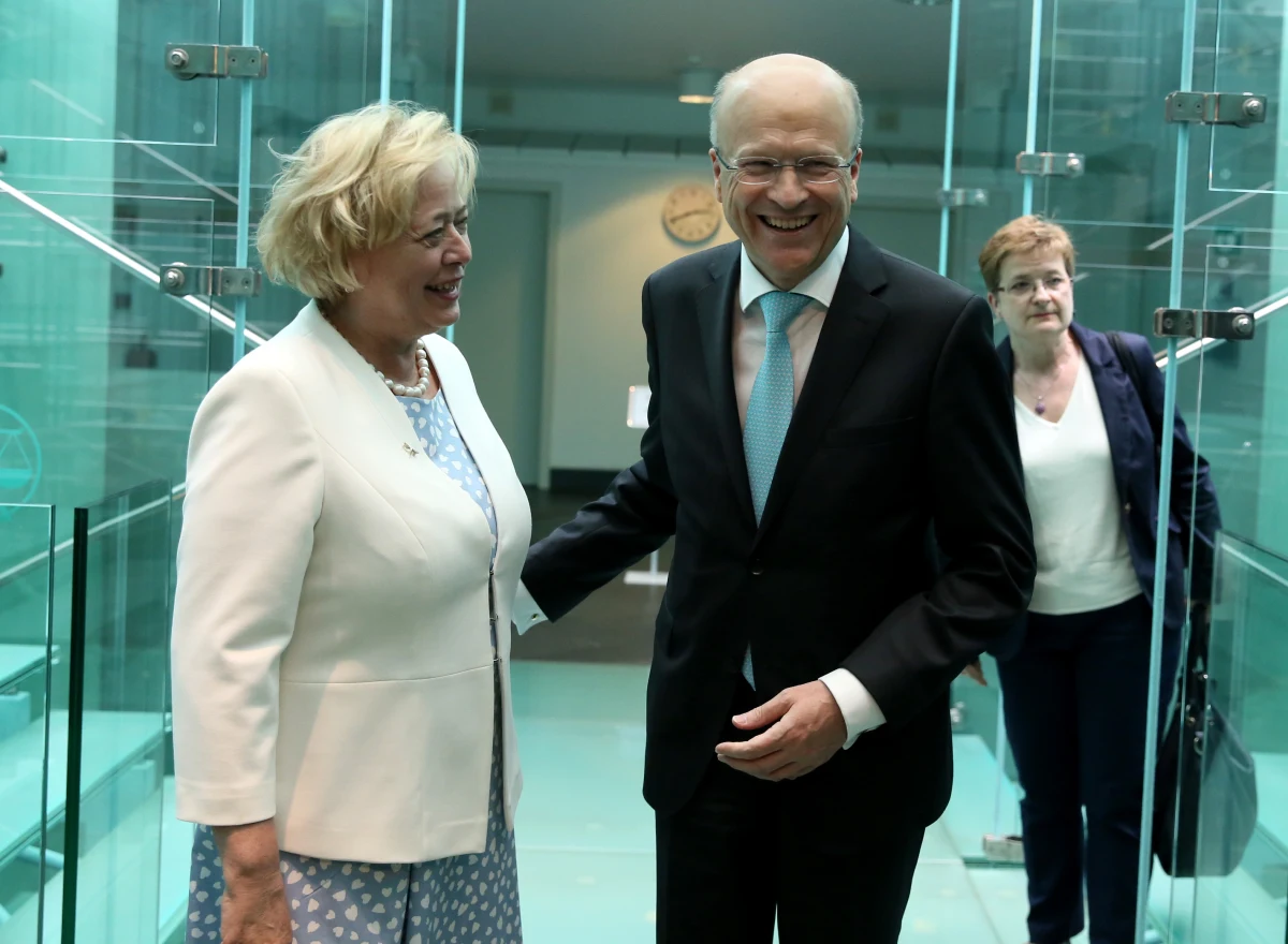 Rządy nie mogą ignorować orzeczeń Trybunału Sprawiedliwości Unii Europejskiej - powiedział jego prezes Koen Lenaerts. Kraj, który nie jest gotowy do podporządkowywania się orzeczeniom TSUE, "wpisuje się w proces podobny do brexitowego" - podkreślił. 
Wypowiedź padła podczas wtorkowego spotkania z grupą dziennikarzy w Luksemburgu, gdzie siedzibę ma najwyższy sąd UE. W czwartek przytacza ją serwis Deutsche Welle.