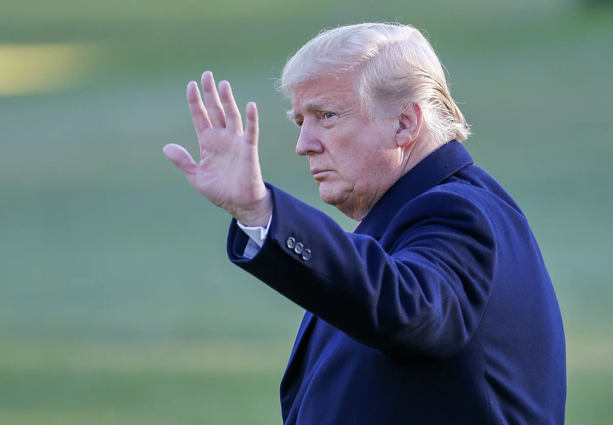 Kiedy prezydent Donald Trump dzwoni do starych przyjaciół z jednego ze swoich iPhone'ów, Chińczycy i Rosjanie podsłuchują i uczą się - pisze w czwartek "New York Times", powołując się na obecne i byłe osobistości oficjalne USA.
