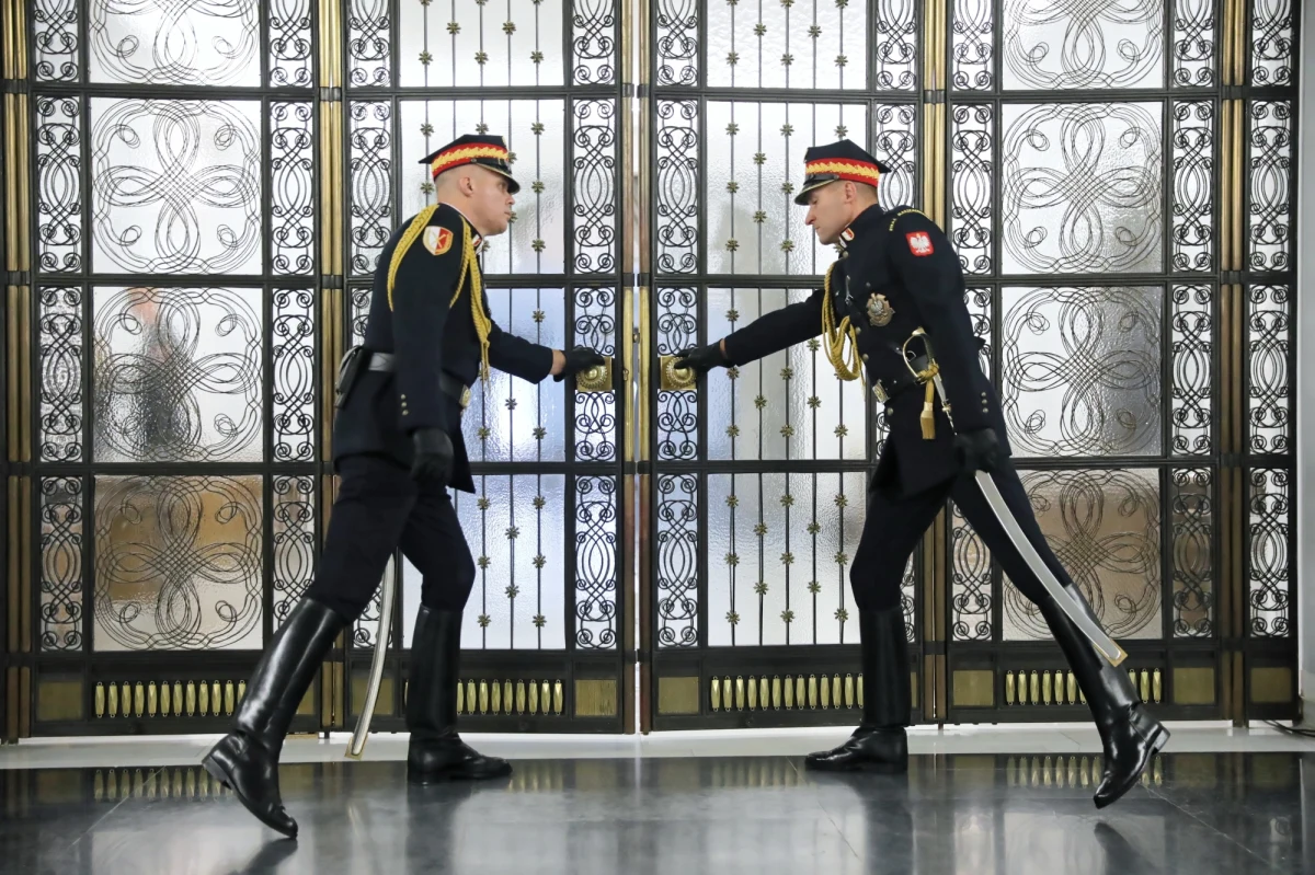 Kancelaria Sejmu chce kupić 200 kompletów specjalnych ubrań dla funkcjonariuszy straży marszałkowskiej. W nowych uniformach, będą przypominać wojskowe, bądź policyjne jednostki elitarne. 