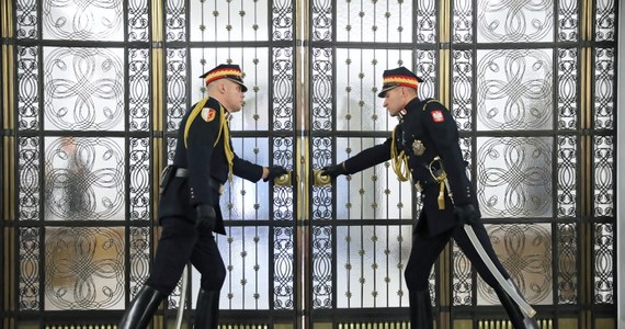 Kancelaria Sejmu chce kupić 200 kompletów specjalnych ubrań dla funkcjonariuszy straży marszałkowskiej. W nowych uniformach, będą przypominać wojskowe, bądź policyjne jednostki elitarne. 