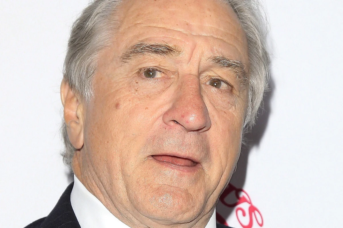 Po serii paczek z urządzeniami wybuchowymi, wysłanych w USA do krytyków prezydenta Donalda Trumpa, w czwartek wcześnie rano podejrzane paczki trafiły do aktora Roberta de Niro, mieszkającego na Manhattanie, i do byłego wiceprezydenta USA Joe Bidena w New Castle w stanie Delaware. Do Bidena wysłane zostały dwie paczki. Według rozmówców AP zawarte w jednej z nich urządzenie wybuchowe jest zbudowane tak jak ładunki wysłane wcześniej do wpływowych Demokratów.
