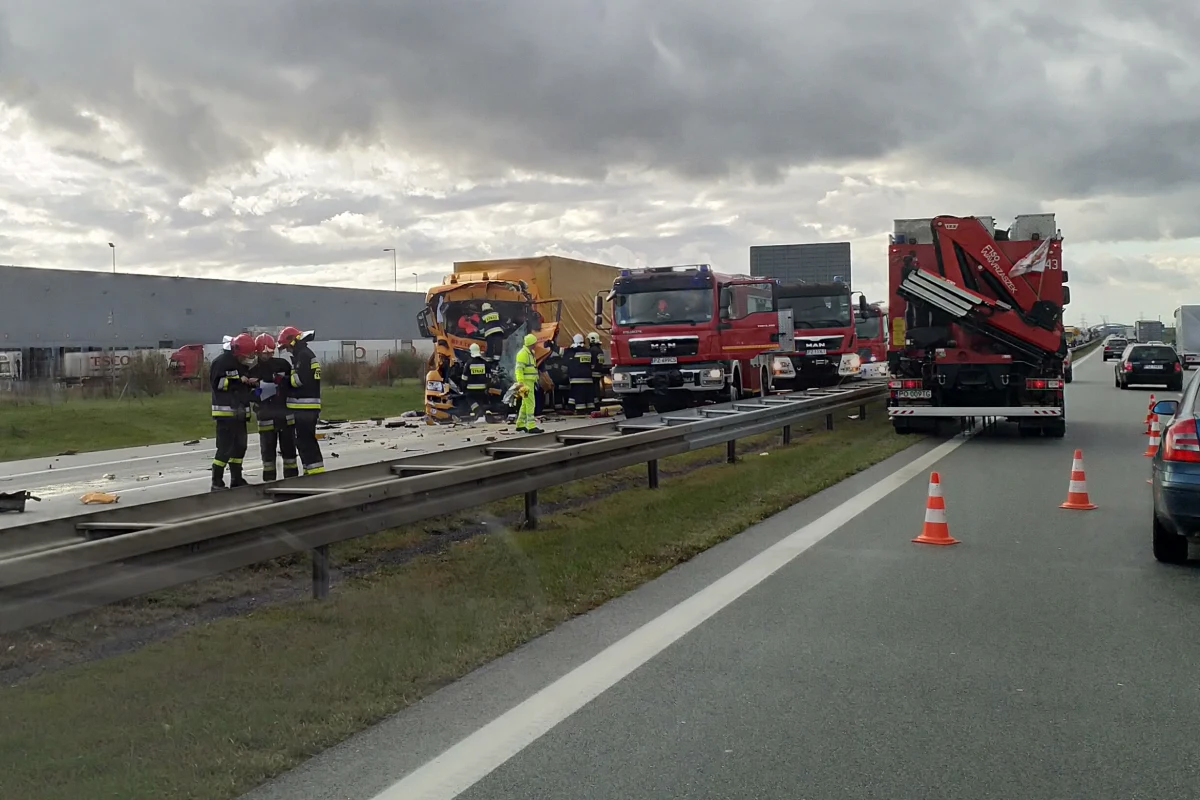 Na autostradzie A2 doszło do wypadku z udziałem dwóch ciężarówek. Do wypadku doszło około godz. 15:00 między węzłami Poznań Zachód i Komorniki, na 157 kilometrze A2 w kierunku Warszawy. Ruch na tym odcinku odbywa się tylko jednym pasem. 