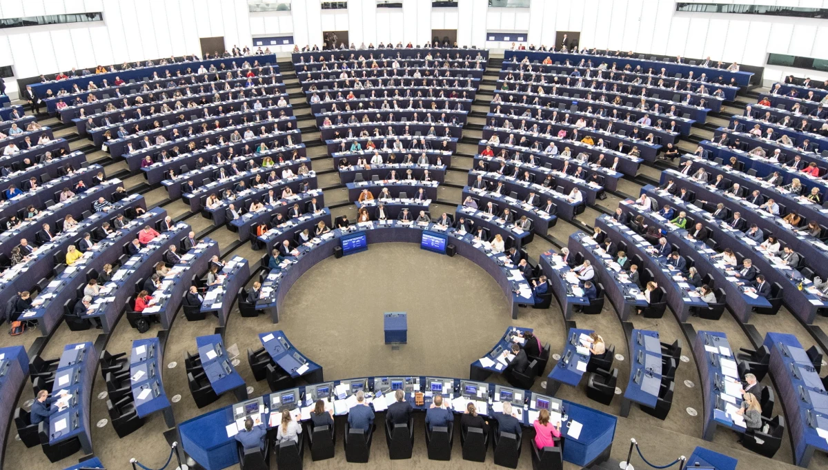 ​Parlament Europejski chce zakazu działalności grup neofaszystowskich i neonazistowskich w Unii Europejskiej. W przyjętej rezolucji wezwał państwa członkowskie UE do wprowadzenia zakazu ich działalności.