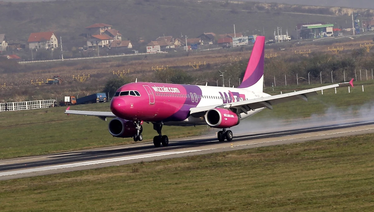 ​Samolot linii lotniczych Wizz Air, lecący z gruzińskiego Kutaisi do Warszawy, miał awaryjne lądowanie w Bukareszcie z powodu alarmu bombowego - podał Reuters, powołując się na oficjalne informacje z lotniska w stolicy Rumunii.