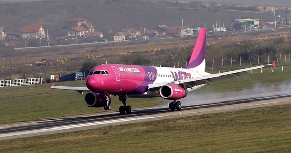 ​Samolot linii lotniczych Wizz Air, lecący z gruzińskiego Kutaisi do Warszawy, miał awaryjne lądowanie w Bukareszcie z powodu alarmu bombowego - podał Reuters, powołując się na oficjalne informacje z lotniska w stolicy Rumunii.