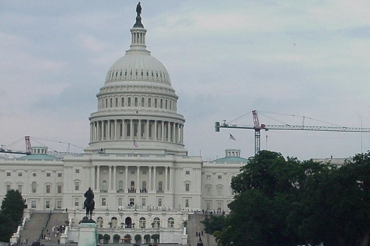 Pracownicy Cannon Office - jednego z budynków Kongresu USA - wrócili do pracy po godzinnej przerwie spowodowanej ewakuacją, której przyczyny nadal nie są znane. Policja otoczyła kordonem Cannon Office, zamknięto też podziemne przejście łączące budynek z Kapitolem. Zamknięto także pewne odcinki okolicznych ulic. Cannon Office otwarto po około godzinie. Policja nie skomentowała jeszcze ewakuacji. 
