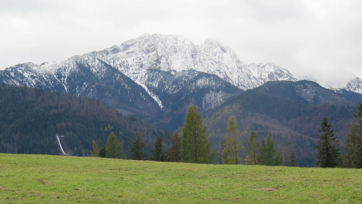 Na Kasprowym Wierchu leży już 18 cm świeżego śniegu. W nocy temperatura w Tatrach spada nawet do minus 10 stopni, a uczucie zimna potęguje jeszcze silny wiatr, który w porywach osiąga 90 km/h. W niższych partiach jednak wciąż jest zielono. A co czeka nas w pogodzie w najbliższych dniach w całej Polsce? Sprawdźcie!