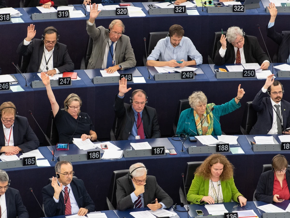 ​Nawet do 170 tys. euro dostaną brytyjscy deputowani do Parlamentu Europejskiego, gdy zakończą swoją pracę wraz z wyjściem ich kraju z UE. W tym tygodniu służby europarlamentu poinformowały ich o warunkach związanych z zakończeniem pełnienia mandatu.