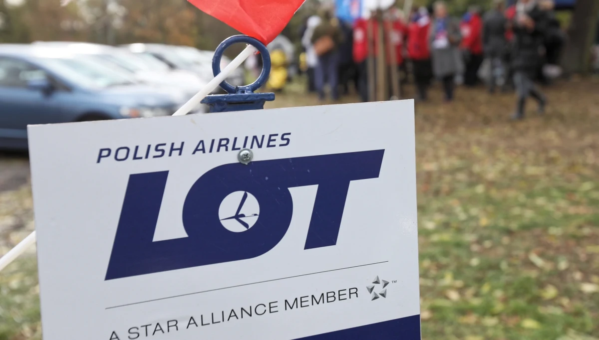 ​Zarząd PLL LOT przedstawił strajkującym propozycję kompromisu - poinformowała w czwartek PAP spółka. Jedna z nich zakłada, że osoby, które wzięły udział w akcji i otrzymały zwolnienia dyscyplinarne będą mogły wrócić do pracy na nowe umowy o pracę. Późnym wieczorem pojawiła się informacja, że rada nadzorcza PLL LOT S.A. oddelegowała Bartosza Piechotę do czasowego pełnienia funkcji członka zarządu spółki. Będzie odpowiedzialny za prowadzenie negocjacji z protestującymi.