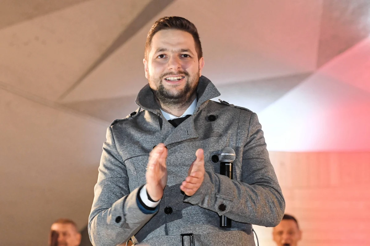 "Nie wykluczam takiej możliwości" – stwierdził w Polsat News Patryk Jaki pytany o to, czy wybiera się do europarlamentu. "Jestem otwarty na różne możliwości, ale na razie mam dużo swojej pracy w ministerstwie" – zastrzegł polityk. O tym, że Patryk Jaki "w nagrodę" za start w wyborach samorządowych w Warszawie, może zostać kandydatem PiS w wyborach do PE, napisało "Do Rzeczy".