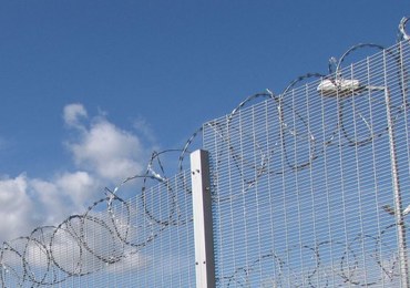 Włochy: Dron z parówkami wypełnionymi narkotykami przyleciał do więzienia