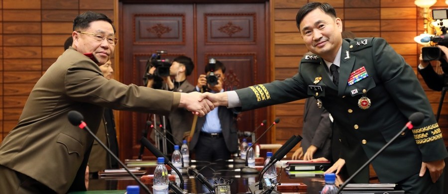 W Panmudżonie na linii rozgraniczającej Koreę Północną i Południową odbyły się w piątek rozmowy wojskowych przedstawicieli obu państw poświęcone realizacji porozumienia osiągniętego w ub. miesiącu w sprawie zmniejszenia napięć na Półwyspie Koreańskim.