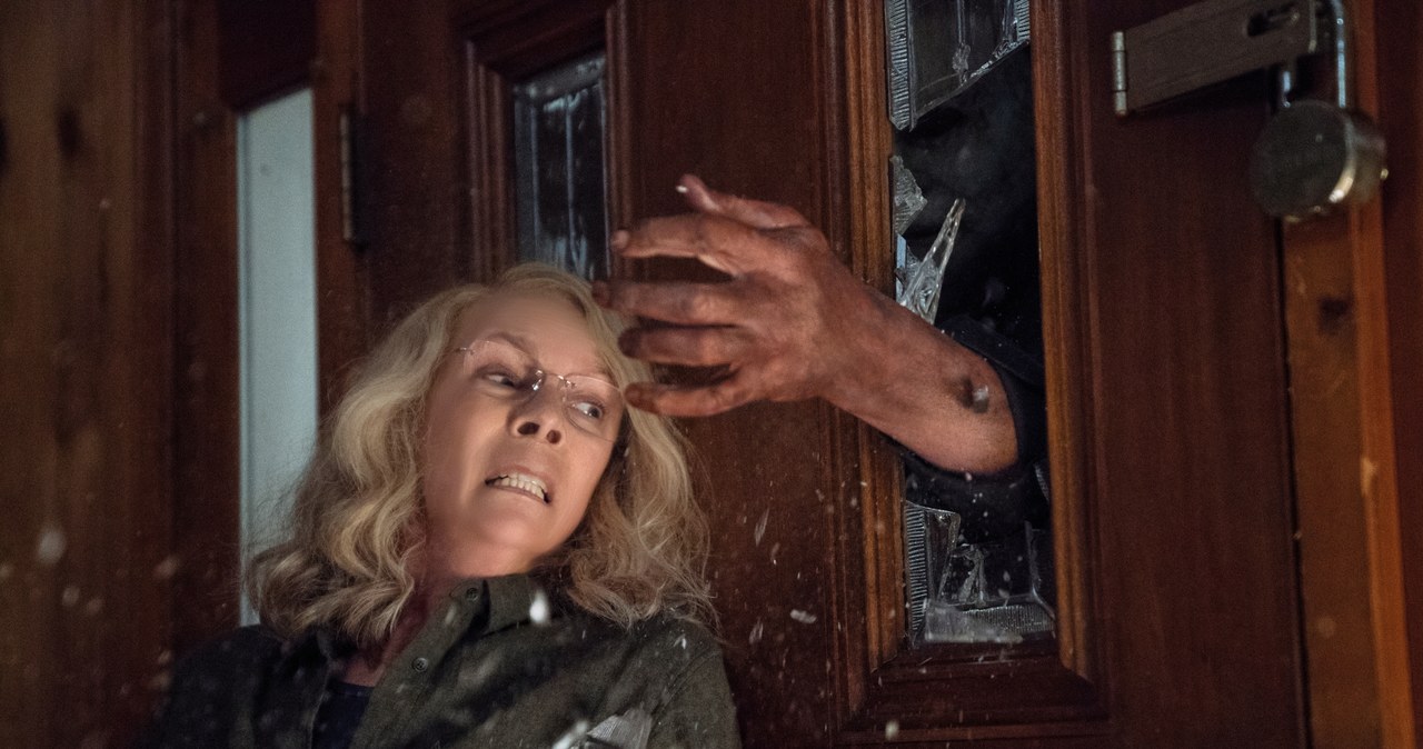 "Halloween", czyli powrót do popularnej serii horrorów, okazał się kasowym hitem. Kosztujący zaledwie 10 milionów dolarów film wygenerował przychód liczący 255 milionów dolarów. Decyzja o powstaniu sequela wydawała się być tylko kwestią czasu. 