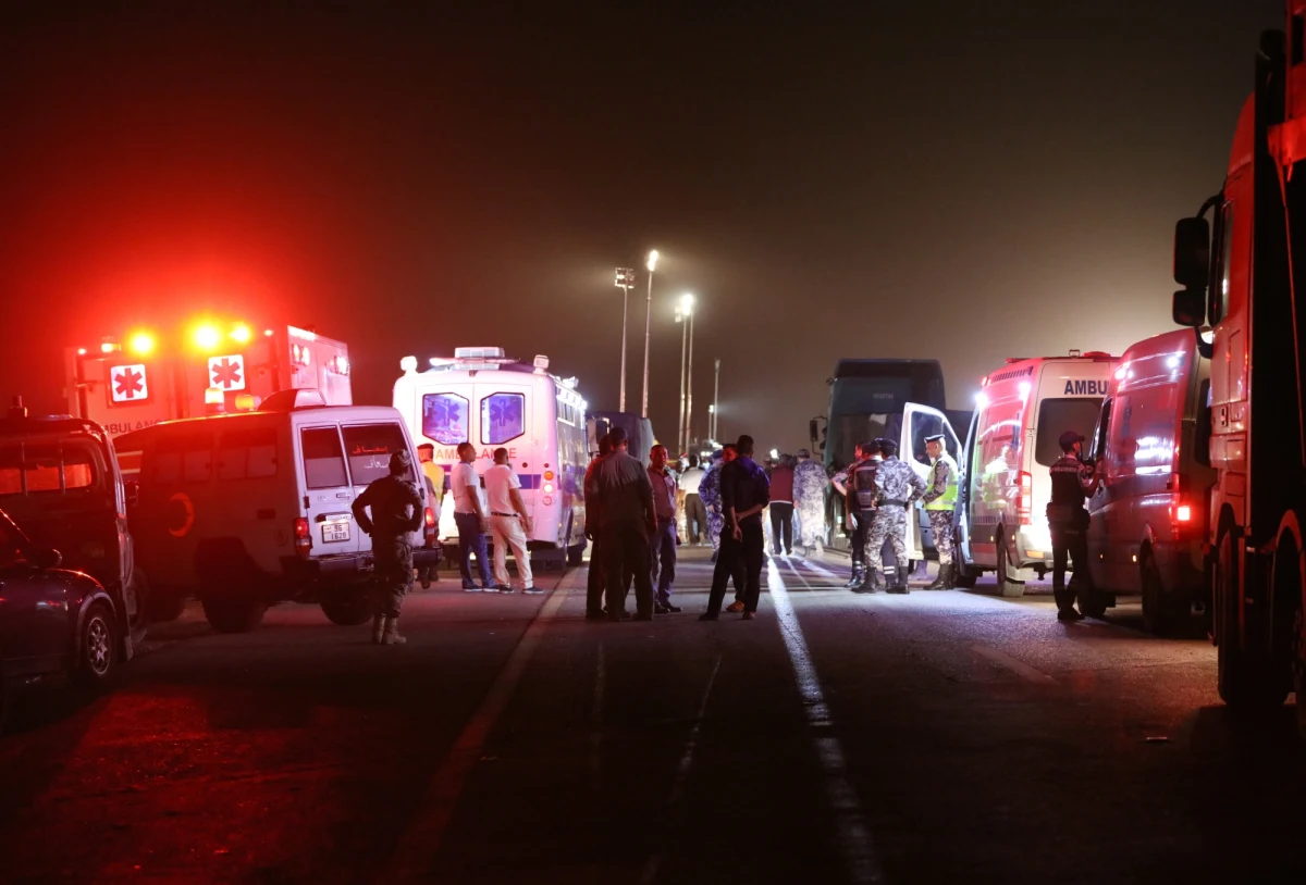 Ekipy ratunkowe przeszukują wybrzeże Morza Martwego w Jordanii w nadziei na odnalezienie ocalałych po gwałtownej powodzi. Z koryta rzek wystąpiła woda. Na jednej z dróg podmyła autobus przewożący dzieci. Mowa jest o 18 ofiarach śmiertelnych.