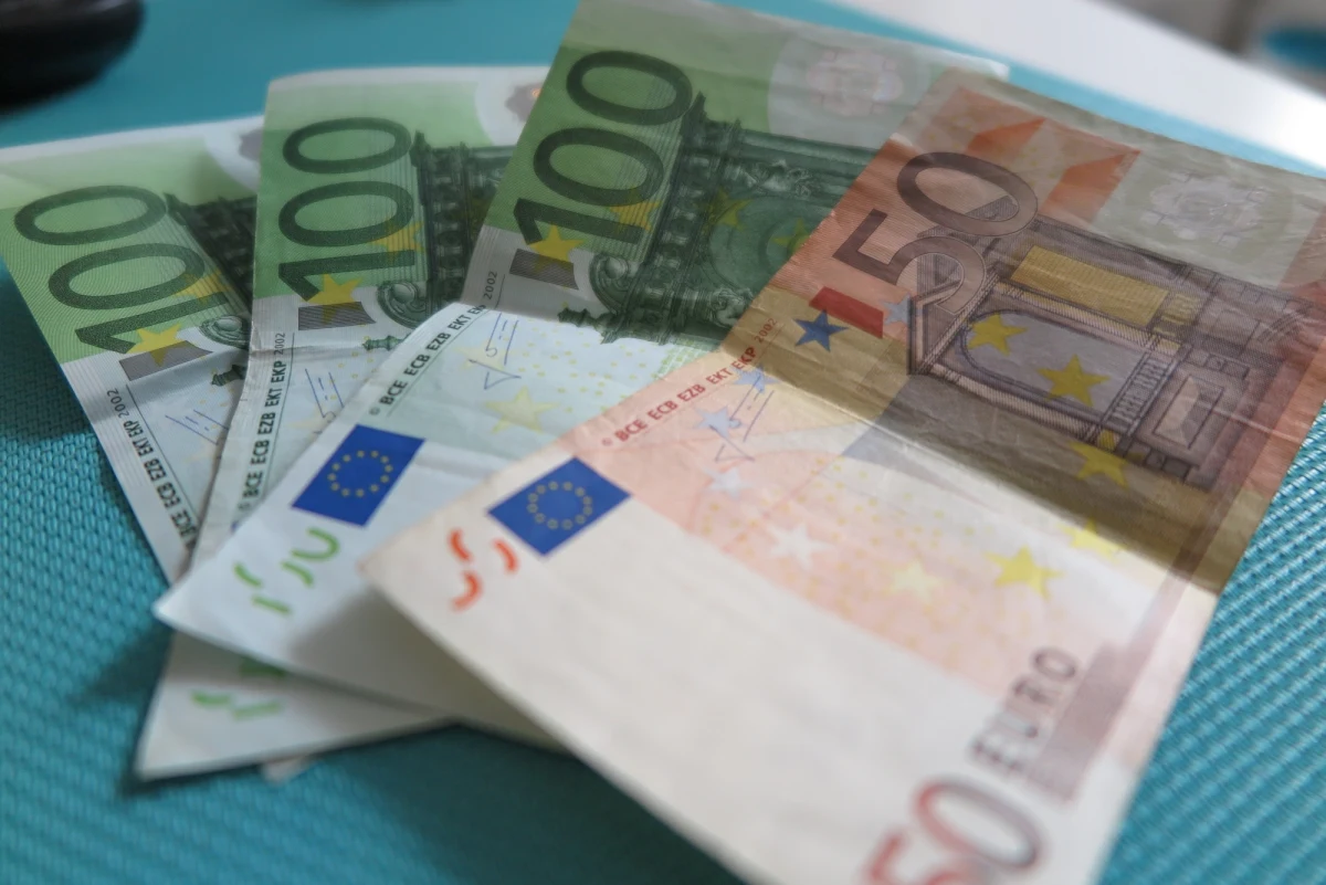 Dwoje fałszywych urzędników Komisji Europejskiej zostało skazanych przez sąd w Brukseli. Jedna z osób na 5 lat, a druga na 3 lata i 4 miesiące.