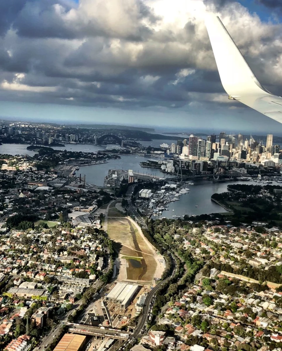 Samolot z księciem Harrym i księżną Meghan na pokładzie bliski katastrofy - piszą brytyjskie media. W trakcie podchodzenia do lądowania w Sydney okazało się, że na pasie startowym jest inna maszyna. Samolot z książęca parą w ostatniej chwili poderwał się w powietrze.