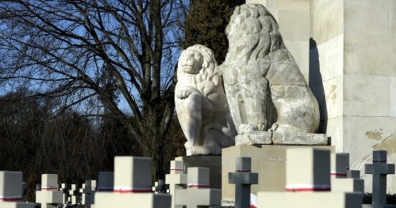 Rada Obwodowa we Lwowie zażądała usunięcia posągów lwów z Cmentarza Orląt Lwowskich, które uznała za „symbol polskiej okupacji Lwowa”. Oświadczenie w tej sprawie Rada przyjęła w czwartek. Uważa, że lwy ustawiono nielegalnie. "Przedstawiliśmy nasz zdecydowany sprzeciw wobec możliwości nielegalnego usunięcia lwów z Cmentarza Orląt" - skomentował tę wiadomość wiceszef MSZ Bartosz Cichocki.