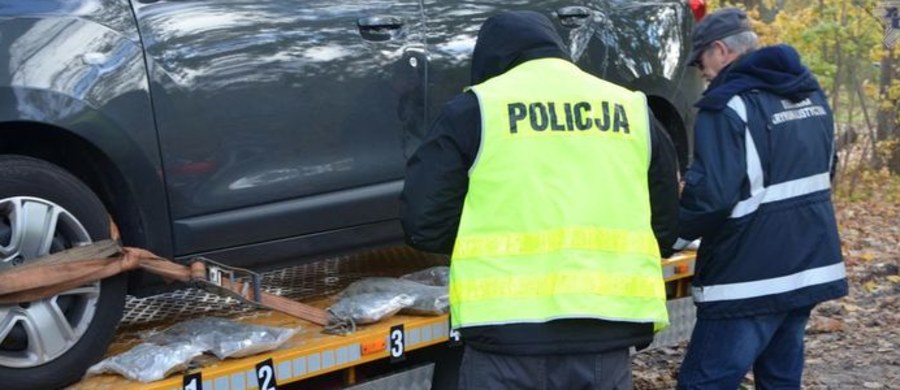 Ponad 4 kg marihuany i haszyszu znalazła policja, celnicy i straż graniczna w aucie przewożonym na lawecie z Hiszpanii do Polski. Narkotyki ukryte były w drzwiach uszkodzonego samochodu. Do ich przejęcia doszło na terenie gminy Łęczyce (Pomorskie).