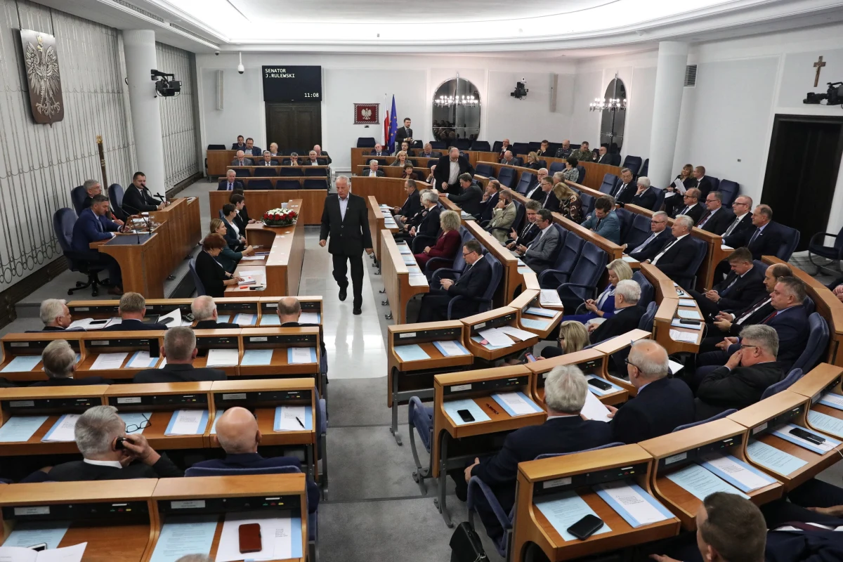 Senat opowiedział się za dniem wolnym 12-stym listopada, ale z poprawkami. Wprowadzono ograniczenie handlu, analogiczne do tego, jakie obowiązuje w niedziele i dni świąteczne. Teraz ustawa ponownie trafi do Sejmu, a następnie będzie musiał podpisać ją prezydent. Andrzej Duda mógłby złożyć pod nią podpis dopiero 9 listopada.


