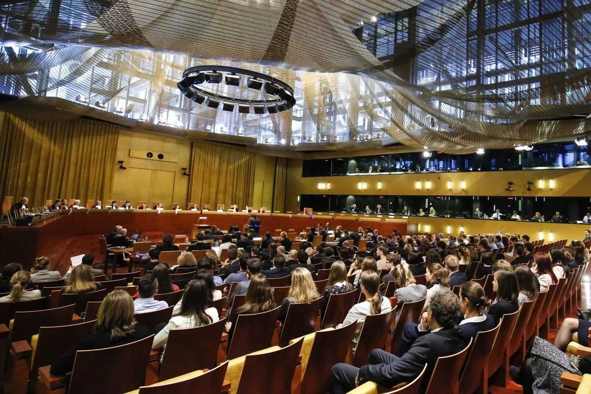 "Będziemy domagać się, aby cały Trybunał Sprawiedliwości Unii Europejskiej zajął się postanowieniem w sprawie środków tymczasowych" - mówi w rozmowie z reporterem RMF FM Marcin Warchoł. Wiceminister sprawiedliwości uważa, że to sposób na kwestionowanie decyzji unijnego Trybunału, która została wydana jednoosobowo - przez wiceprezesa TSUE. Jednocześnie wiceminister sprawiedliwości podkreślił, że postanowienie TSUE zostanie wykonane". Dodał również, że “postanowienie skierowane jest do państwa polskiego, wprost stanowi o tym w swojej konkluzji, gdzie mówi, że strona polska zostaje zobowiązana do takich kroków prawnych, które by umożliwiły powrót tych sędziów do stanu czynnego. Rząd, przestrzegając prawa Unii Europejskiej, tego typu kroki podejmie". W RMF FM ujawniamy, jak polskie władze zamierzały kwestionować środki zabezpieczające nałożone przez unijny Trybunał, mimo że formalne odwołanie od nich nie przysługuje. Zamierzały, bo ubiegł je TSUE - samodzielnie wyznaczając na 16 listopada wysłuchanie w sprawie środków tymczasowych. To pierwszy etap procedury, w której unijny Trybunał weryfikuje decyzję wiceprezesa o nałożeniu na Polskę zabezpieczeń.