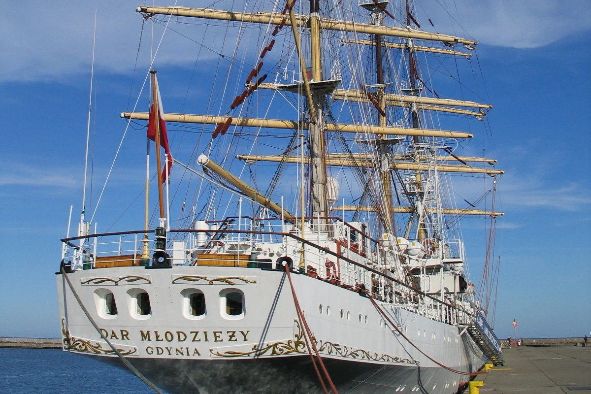 Żaglowiec "Dar Młodzieży", który z okazji 100-lecia odzyskania przez Polskę niepodległości odbywa rejs dookoła świata, zawinął dziś do portu w Hongkongu, gdzie pozostanie do poniedziałku – przekazał polski konsulat w byłej brytyjskiej kolonii.