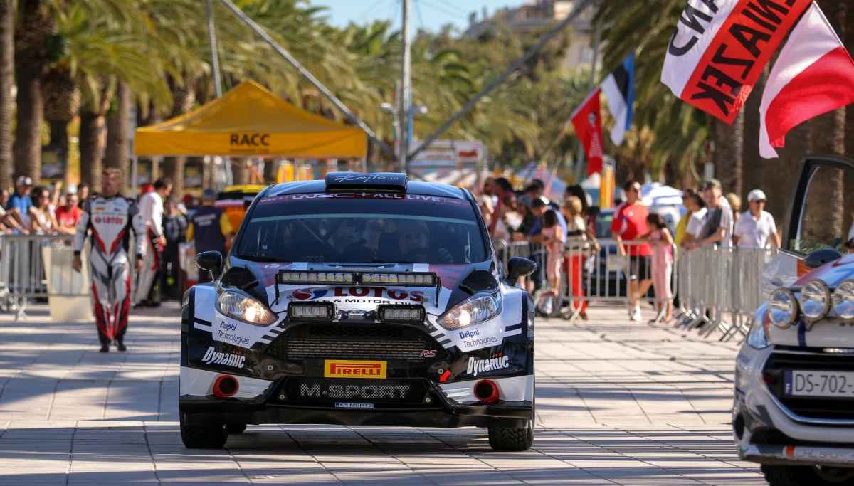 Załoga LOTOS Rally Team zakończyła pierwszą, piątkową pętlę Rajdu Hiszpanii, w wynikach WRC2 plasując się niespełna 22 sekundy za podium. Trwa niezwykle zacięta walka, w której konkurentami Kajetana Kajetanowicza i Macieja Szczepaniaka są załogi trzech zespołów fabrycznych: Skody, Citroena i Volkswagena. Zawody rozgrywane na terenach Katalonii stanowią dwunastą rundę Rajdowych Mistrzostwach Świata i czwartą w tegorocznym kalendarzu polskiego duetu.