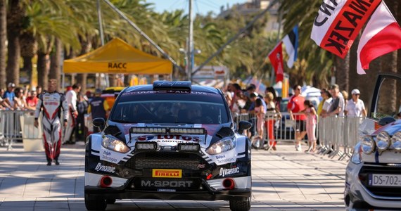 Załoga LOTOS Rally Team zakończyła pierwszą, piątkową pętlę Rajdu Hiszpanii, w wynikach WRC2 plasując się niespełna 22 sekundy za podium. Trwa niezwykle zacięta walka, w której konkurentami Kajetana Kajetanowicza i Macieja Szczepaniaka są załogi trzech zespołów fabrycznych: Skody, Citroena i Volkswagena. Zawody rozgrywane na terenach Katalonii stanowią dwunastą rundę Rajdowych Mistrzostwach Świata i czwartą w tegorocznym kalendarzu polskiego duetu.