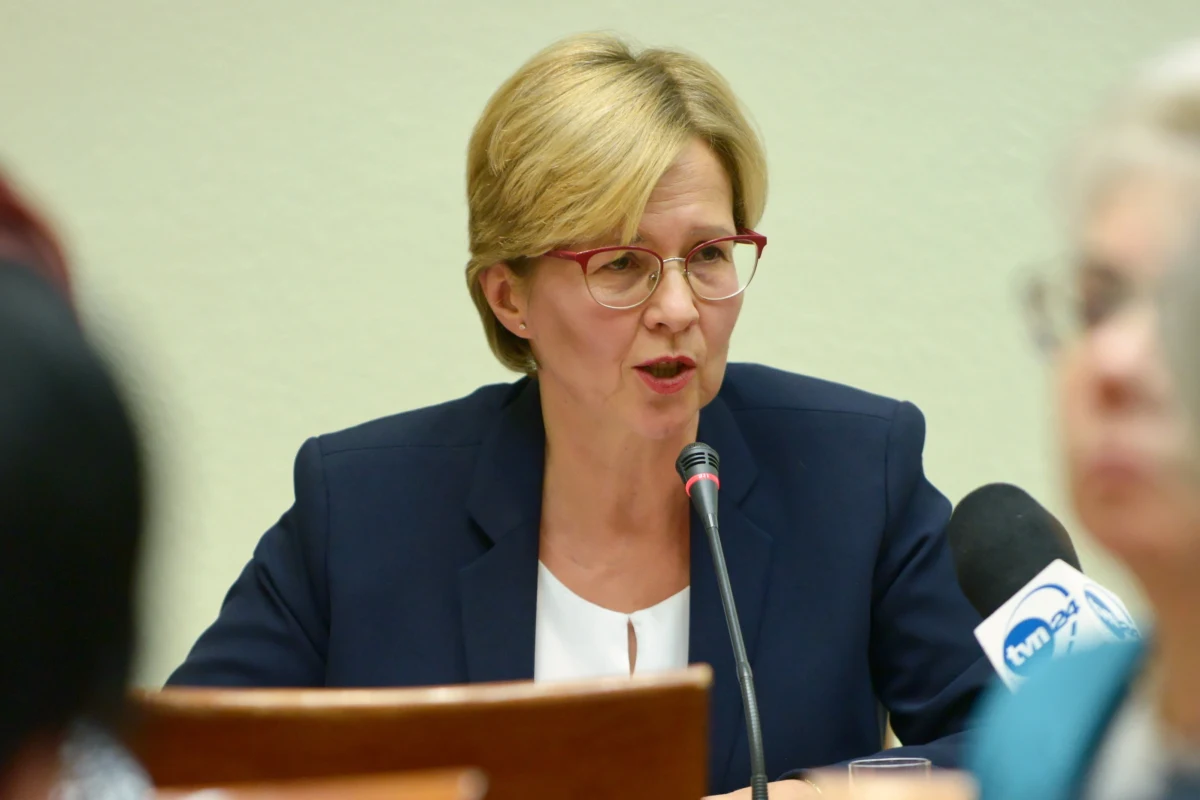 Senatorowie nie wyrazili w piątek zgody na powołanie Agnieszki Dudzińskiej na stanowisko Rzecznika Praw Dziecka. Za jej powołaniem była jedna osoba, przeciw - 67 senatorów, pięciu wstrzymało się od głosu. 27 senatorów nie głosowało. Za powołaniem Dudzińskiej głosowała jedynie senator Maria Pańczyk-Pozdziej (PO). Wstrzymali się: Czesław Ryszka (PiS), Marek Borowski (niezrzeszony), Mieczysław Augustyn (PO), Aleksander Pociej (PO) i Jan Rulewski (PO). Wśród 67 senatorów przeciwnych powołaniu Dudzińskiej było 48 z PiS, 14 z PO, czterech niezrzeszonych i jeden z PSL-UED.