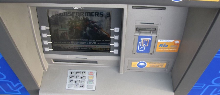 Można płacić kartami i korzystać z bankomatów - taką informację przekazał na Twitterze Bank PKO BP. Z powodu awarii przez kilka godzin dostęp do tych serwisów był utrudniony. 